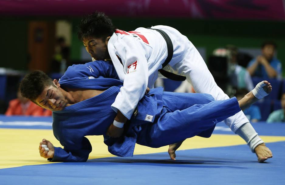 Tumurkhuleg Davaador, Mongolia, contro il giapponese Tomofumi Takajo lottano per la vittoria nella finale categoria 66 kg di judo, durante i 17mi Giochi Asiatici. (Acrion Images)